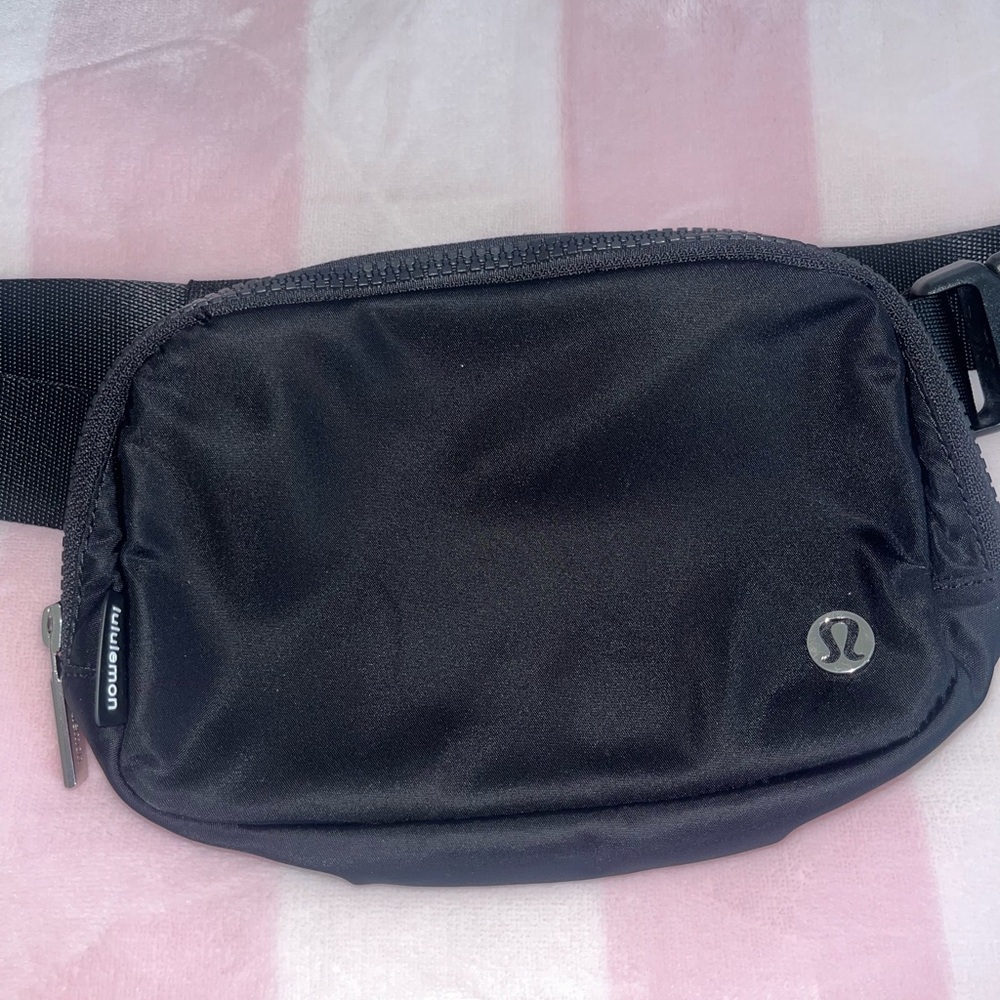Lululemon Everywhere Belt Bag 1L - Picture 3 of 16